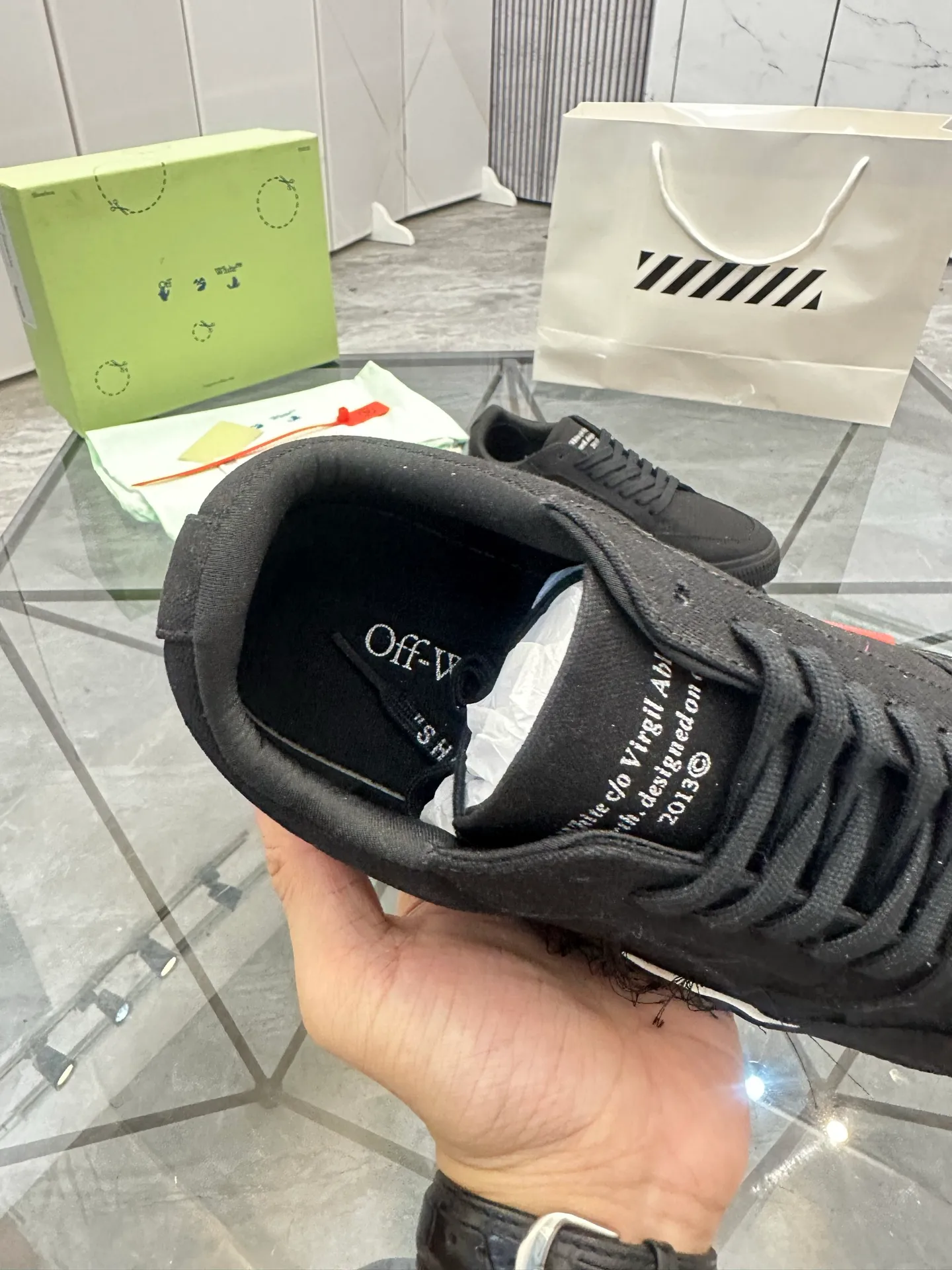 Selling men's shoes 💰: 💰P440¥ Product trademark: OFF WHITE *"OFF WHITE*" low-top casual shoes Regular size: 35-45 (can be customized to 46) Couple style Product materials: Original fabric from the upper counter, breathable lining, original outsole. No.: H203